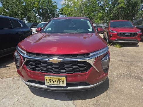 Used 2025 Chevrolet Trax LT w/ LT Convenience Package FWD image 7