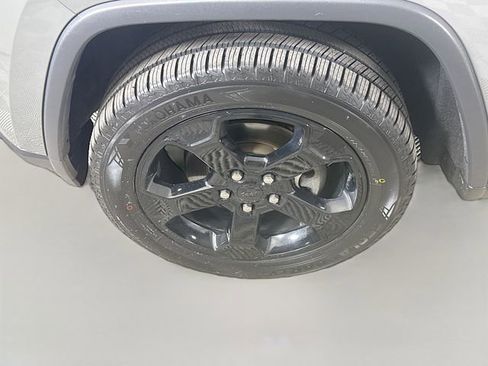 Used 2020 Jeep Grand Cherokee Laredo image 28