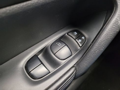 Used 2016 Nissan Rogue SV image 27