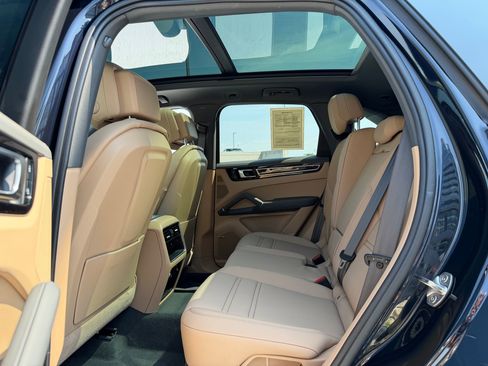 Used 2023 Porsche Cayenne Platinum Edition AWD/4WD image 21
