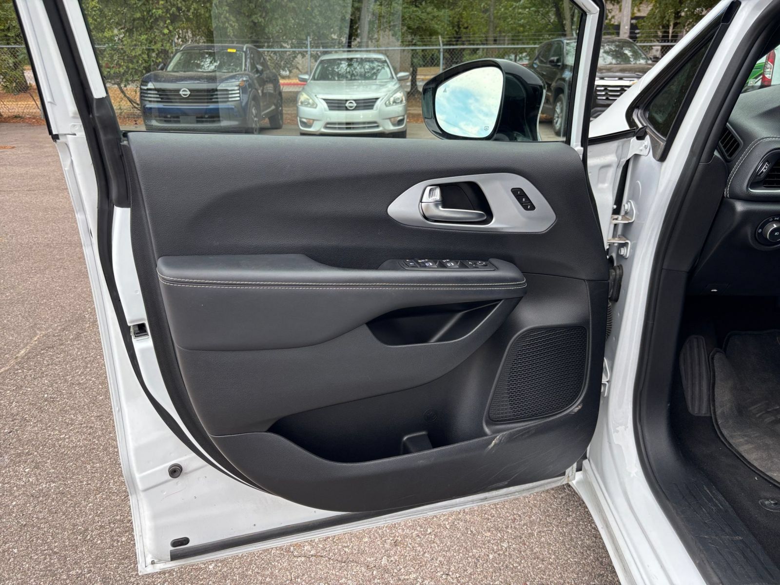 Used 2025 Chrysler Pacifica Limited FWD image 18