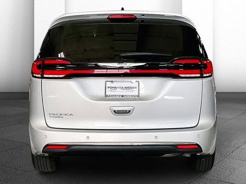Used 2024 Chrysler Pacifica Touring-L image 3