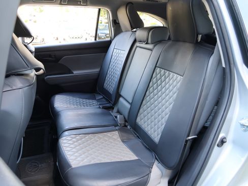 Used 2020 Toyota Highlander L FWD image 34