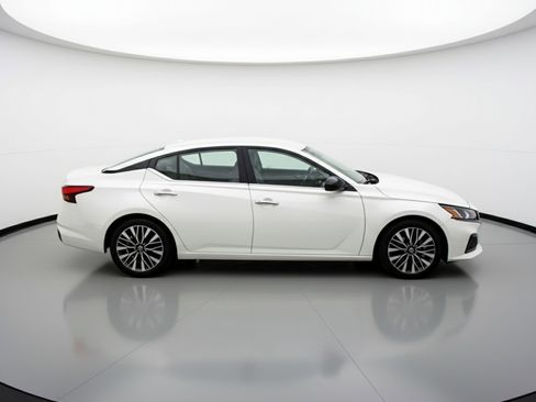 Used 2025 Nissan Altima 2.5 SV image 11