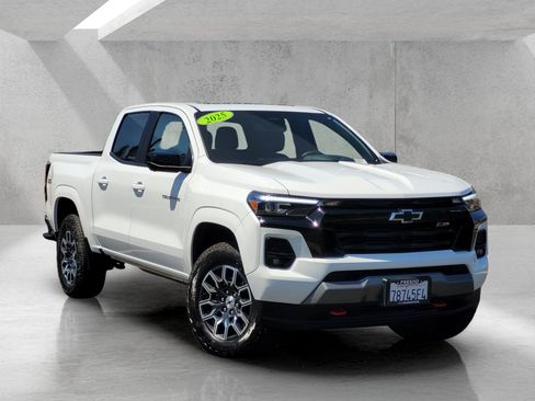 Used 2025 Chevrolet Colorado Z71 w/ Technology Package AWD/4WD image 1