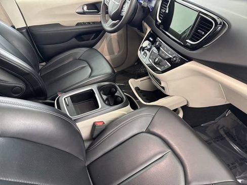 Used 2023 Chrysler Pacifica Touring-L FWD image 20