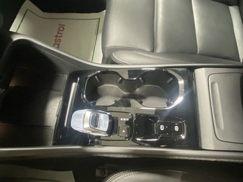 Used 2025 Volvo XC40 B5 Plus image 23