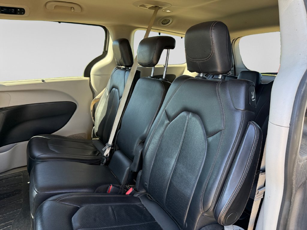 Used 2018 Chrysler Pacifica Touring-L FWD image 33