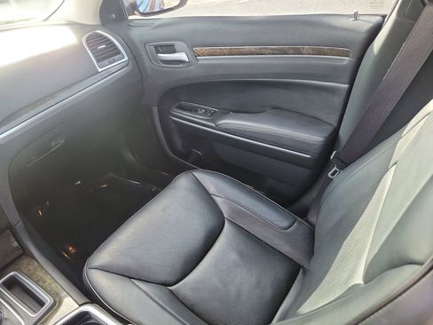 Used 2019 Chrysler 300 Limited RWD image 16