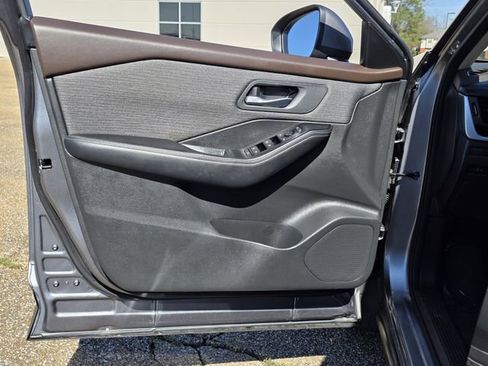 Used 2023 Nissan Rogue SV image 14