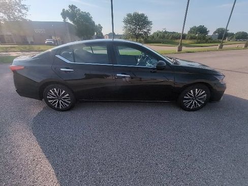 Used 2025 Nissan Altima 2.5 SV FWD image 2
