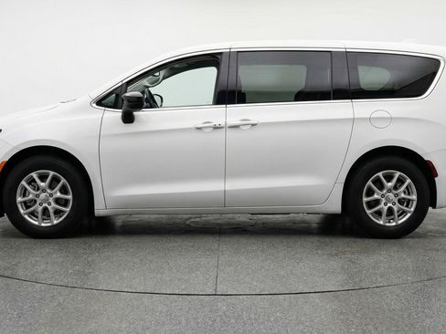 Used 2024 Chrysler Voyager LX image 5