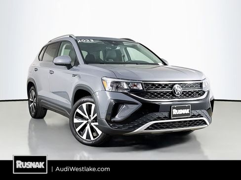 Used 2023 Volkswagen Taos SE w/ Panoramic Sunroof Package FWD image 1