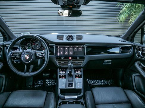 Certified 2025 Porsche Macan image 12