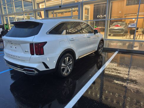 Certified 2022 Kia Sorento SX Prestige w/ Panoramic Sunroof Package image 5