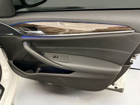 Used 2019 BMW 530e xDrive w/ Premium Package image 35