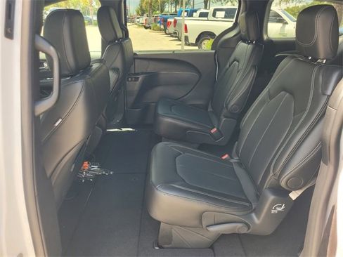 New 2025 Chrysler Pacifica Select image 5