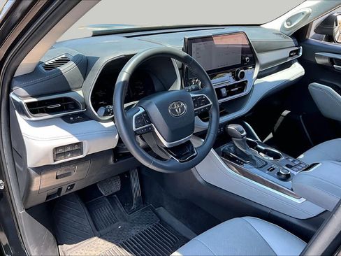 Used 2024 Toyota Highlander Limited AWD/4WD image 16