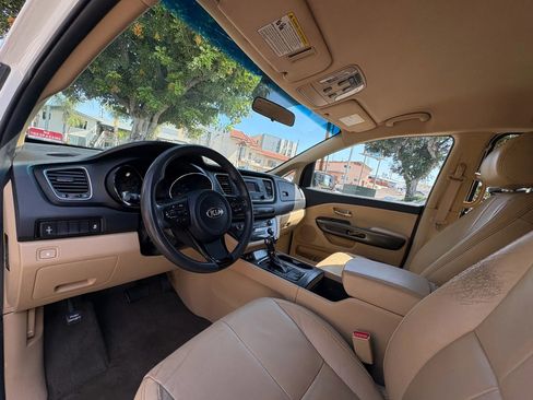 Used 2017 Kia Sedona LX FWD image 10