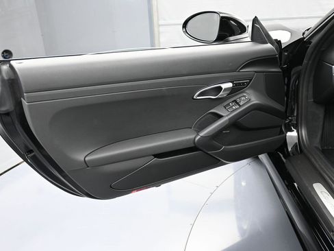 Used 2025 Porsche 718 Cayman image 15