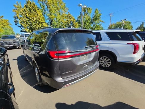 Certified 2022 Chrysler Pacifica Touring-L FWD image 3