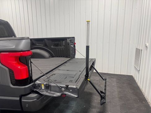 Used 2022 Ford F150 Lightning Lariat image 18