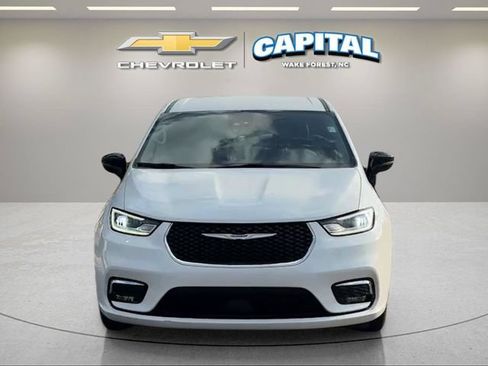 Used 2024 Chrysler Pacifica Touring-L FWD image 8