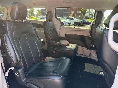 Used 2023 Chrysler Pacifica Touring-L FWD image 6