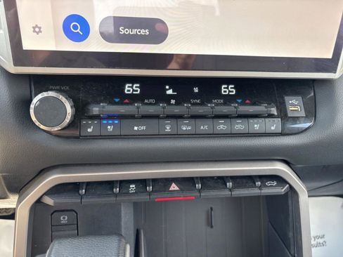 Used 2025 Toyota Tundra Limited image 21