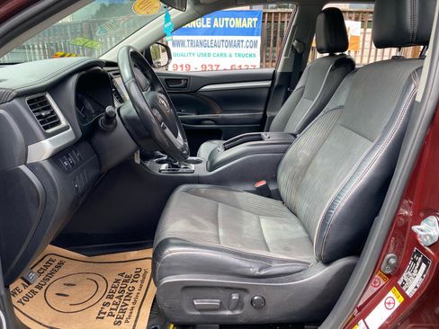 Used 2019 Toyota Highlander Plus FWD image 12