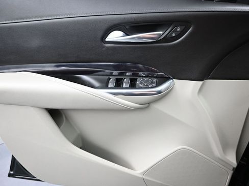 Used 2019 Cadillac XT4 Luxury w/ Cold Weather Package FWD image 14