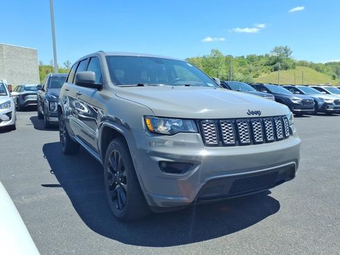 Used 2020 Jeep Grand Cherokee Altitude AWD/4WD image 5