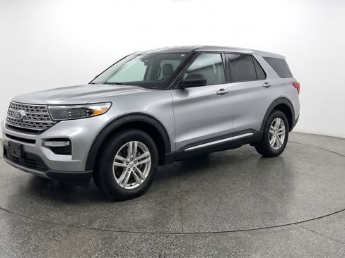 Used 2024 Ford Explorer XLT w/ Equipment Group 202A image 3