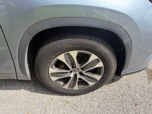 Used 2020 Toyota Highlander XLE FWD image 13