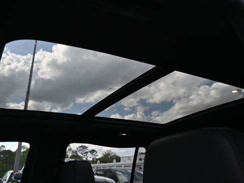 Used 2022 Chevrolet Tahoe Z71 w/ Luxury Package image 9