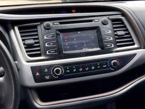 Used 2015 Toyota Highlander LE image 7