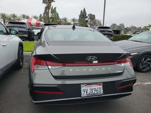 Used 2025 Hyundai Elantra Limited FWD image 5