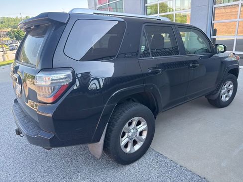 Used 2018 Toyota 4Runner SR5 AWD/4WD image 2