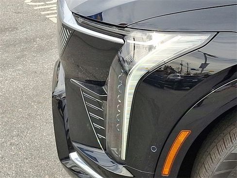 New 2026 Cadillac Optiq Luxury 1 image 21