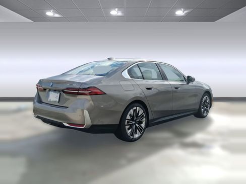 New 2026 BMW i5 eDrive40 w/ Premium Package image 8