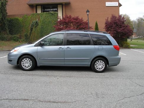 Used 2009 Toyota Sienna CE image 11