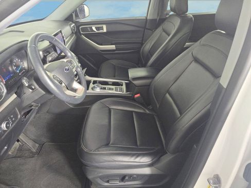 Used 2021 Ford Explorer XLT w/ Equipment Group 202A image 5