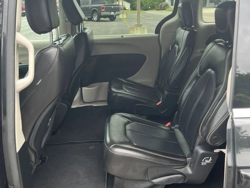 Used 2023 Chrysler Pacifica Touring-L FWD image 20