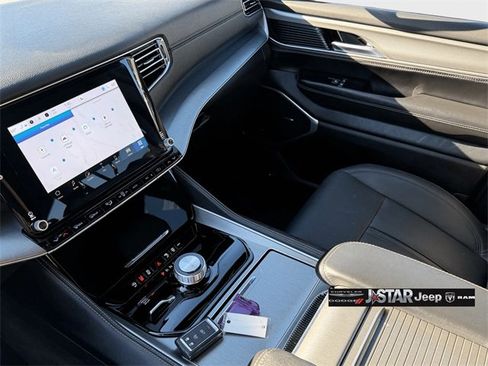 Used 2025 Jeep Wagoneer Series II w/ Premium Group I image 12