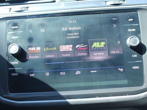 Used 2018 Volkswagen Tiguan SE FWD image 17