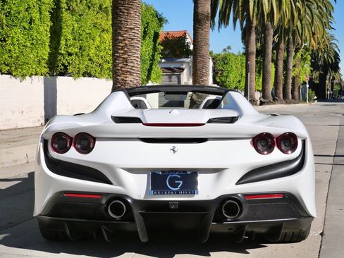 Used 2022 Ferrari F8 Tributo image 8