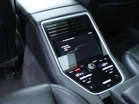 Used 2018 Porsche Panamera 4 image 18