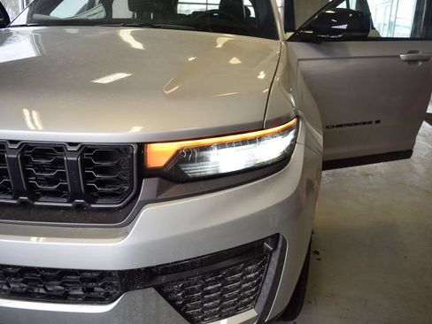 New 2026 Jeep Grand Cherokee Limited w/ Limited Altitude Package AWD/4WD image 29