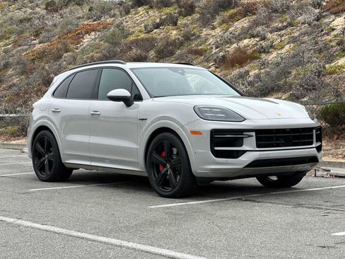 Certified 2025 Porsche Cayenne S image 10