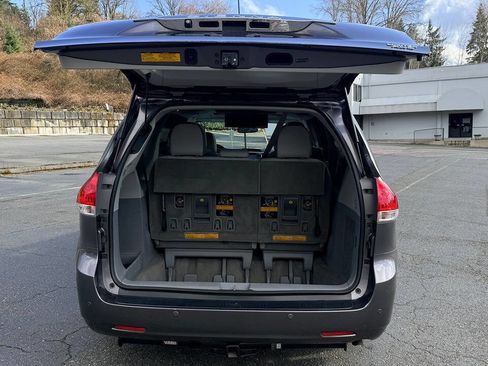 Used 2012 Toyota Sienna Limited w/ Premium Pkg image 10